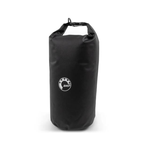 Sacca impermeabile Sea-Doo 10 L in arancione, fissata a una moto d’acqua. Dettaglio della chiusura roll-top e del fondo rinforzato in PVC antiforatura