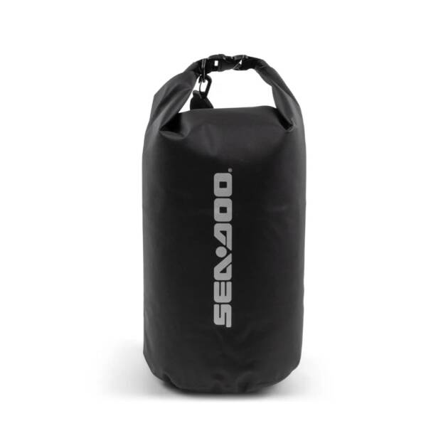 Sacca impermeabile Sea-Doo 25 L in nero, fissata a una moto d’acqua. Dettaglio della chiusura roll-top Hypalon® e fondo rinforzato in PVC 500D antiforatura