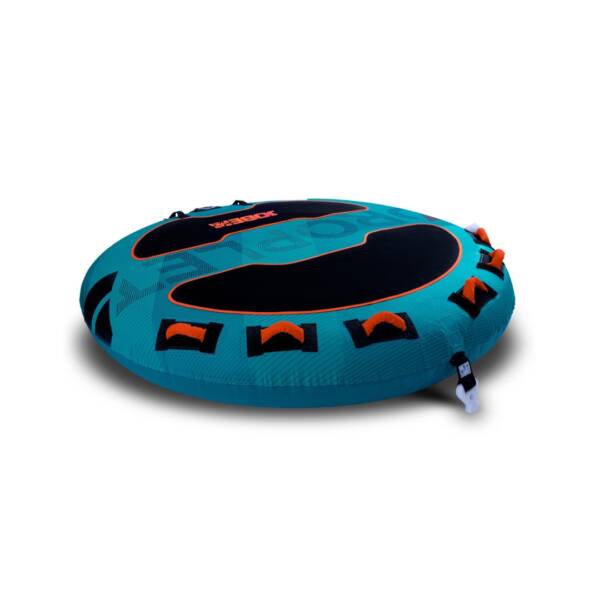 Trainabile Jobe Droplet 3P per 3 persone. Robusta struttura in PVC 24G e copertura in nylon 420 denari. La sua forma rotonda offre una scorrevolezza ottimale, e le 6 maniglie con protezioni in neoprene assicurano una presa salda.