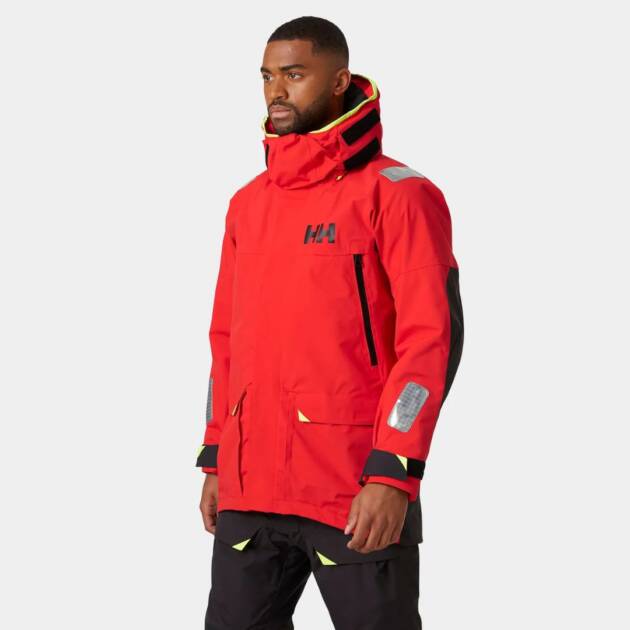 Giacca da vela Helly Hansen Skagen Offshore colore Alert Red, con cappuccio alta visibilità e dettagli riflettenti