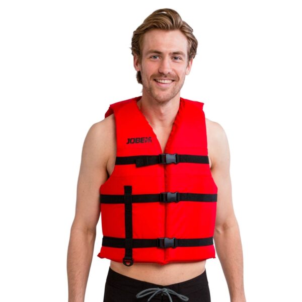 Persona che indossa il gilet salvagente Jobe Universal unisex colore Red, in nylon Ripstop con schiuma EPE e fibbie YKK regolabili, ideale per sport acquatici e sicurezza in acqua
