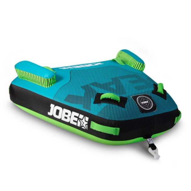 Trainabile Jobe Peak 1P creato in collaborazione con Axopar Boats per adattarsi alla prua delle loro imbarcazioni, ma adatto a qualsiasi tipo di barca. Struttura robusta in nylon 420 denari a doppia cucitura e un interno in PVC 24G. Morbido strato superiore in EVA garantisce ed impugnature in neoprene