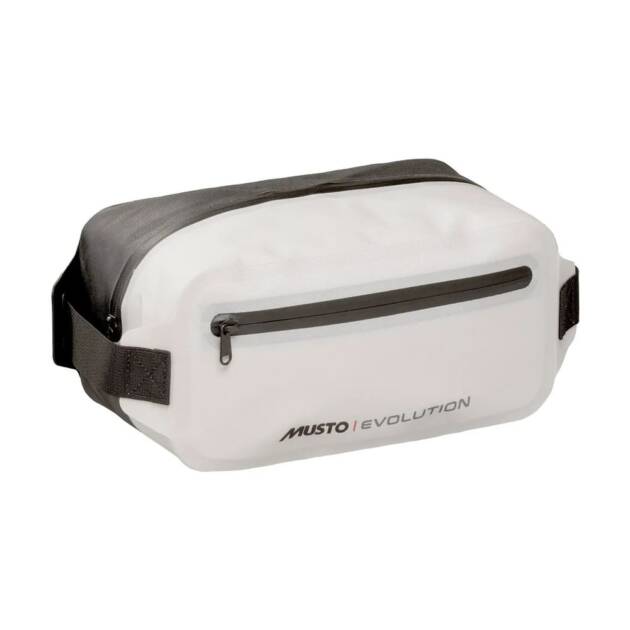 Marsupio impermeabile nautico Musto Evolution Dry in colore platino, con tracolla regolabile e cerniere YKK resistenti all'acqua, ideale per attività outdoor.