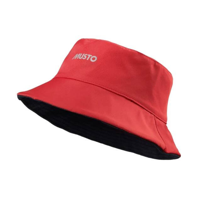 Cappello a secchiello reversibile Musto Salcombe true red e navy con logo riflettente, design unisex e tessuto idrorepellente