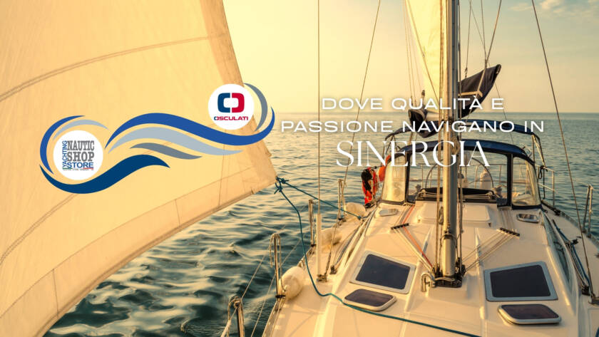 Immagine di uno yacht in mezzo al mare con le vele issate, titolo centrale e loghi yachying store ed osculati