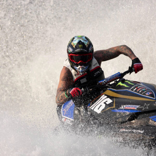 Giubbotto salvagente Jetpilot RX VAULT PROTECH S/E VEST colore nero con supporto lombare e chiusura laterale, indossato da rider su moto d’acqua.