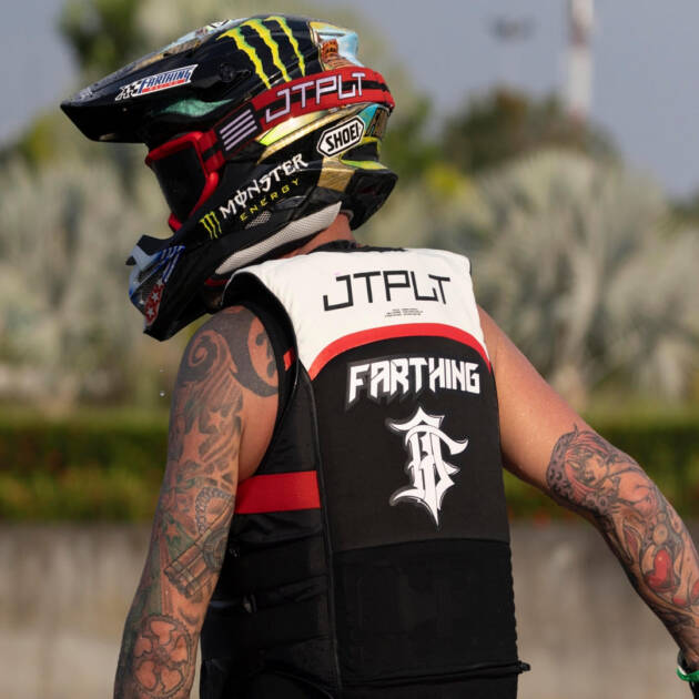 Giubbotto salvagente Jetpilot RX VAULT PROTECH S/E VEST colore nero con supporto lombare e chiusura laterale, indossato da rider su moto d’acqua.