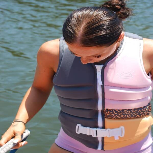 Gilet neoprene donna Jetpilot Zahra X1 F/E NEO VEST in colore pesca, design ergonomico e zip frontale.