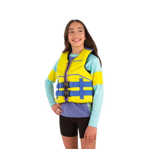 Bambina con giubbotto Sea-Doo Junior PFD Freedom indossato, in ecoprene giallo con zip YKK e aperture ampie per le braccia, in primo piano. Colore yellow alta visibilità
