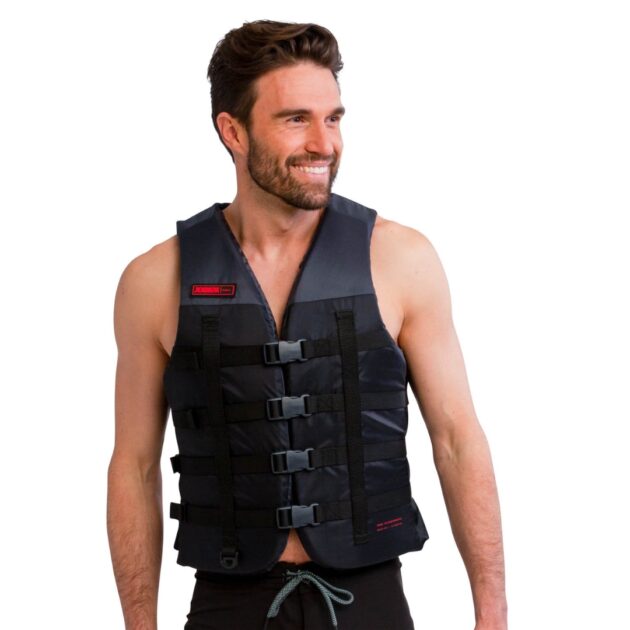 Persona che indossa il gilet salvagente Jobe Dual unisex colore Black, in nylon Ripstop con fibbie YKK, anello a D e schiuma EPE, ideale per sport in acqua e massima sicurezza