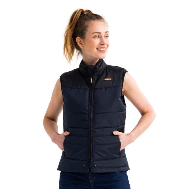 Donna con indosso il gilet scaldacorpo Jobe 50 Newton colore Midnight blue, in nylon leggero e resistente, con cerniera YKK e anelli D di sicurezza, pronta per attività acquatiche.