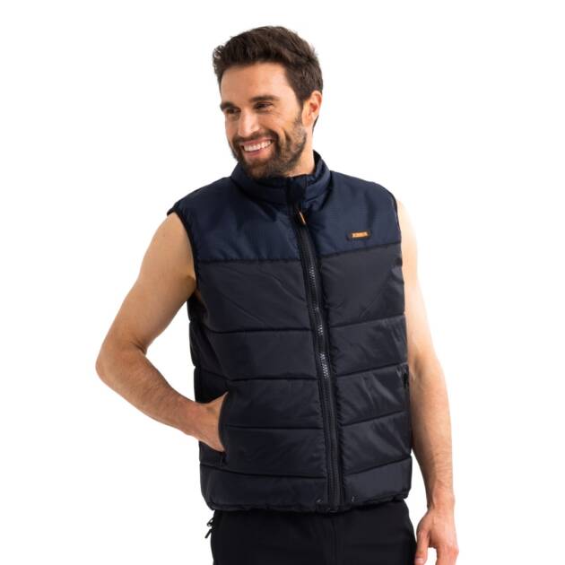 Uomo che indossa il gilet scaldacorpo Jobe Midnight blue con zip YKK e tasche interne