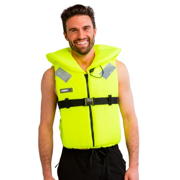 Uomo che indossa il giubbotto salvagente Jobe Comfort Boating unisex colore Yellow: vista laterale del modello giallo acceso con colletto, cinturini regolabili, pannelli riflettenti e fischietto di emergenza