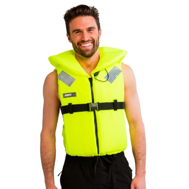 Uomo che indossa il giubbotto salvagente Jobe Comfort Boating unisex colore Yellow: vista laterale del modello giallo acceso con colletto, cinturini regolabili, pannelli riflettenti e fischietto di emergenza