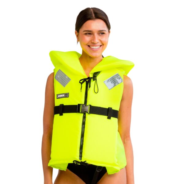 Donna che indossa il giubbotto salvagente Jobe Comfort Boating unisex colore Yellow: vista laterale del modello giallo acceso con colletto, cinturini regolabili, pannelli riflettenti e fischietto di emergenza