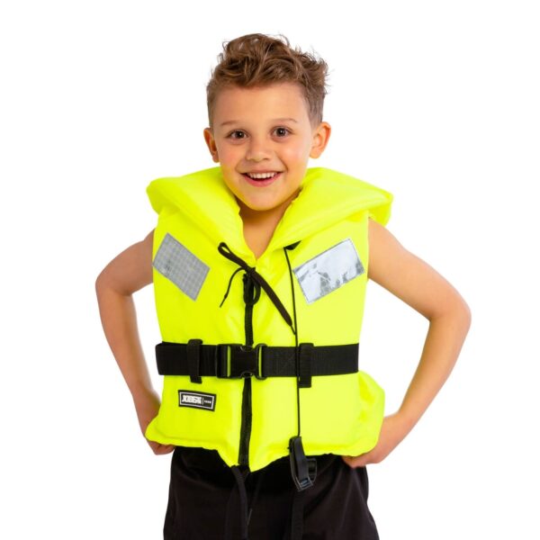 Bambino che indossa il giubbotto salvagente Jobe Comfort Boating unisex colore Yellow: vista laterale del modello giallo acceso con colletto, cinturini regolabili, pannelli riflettenti e fischietto di emergenza