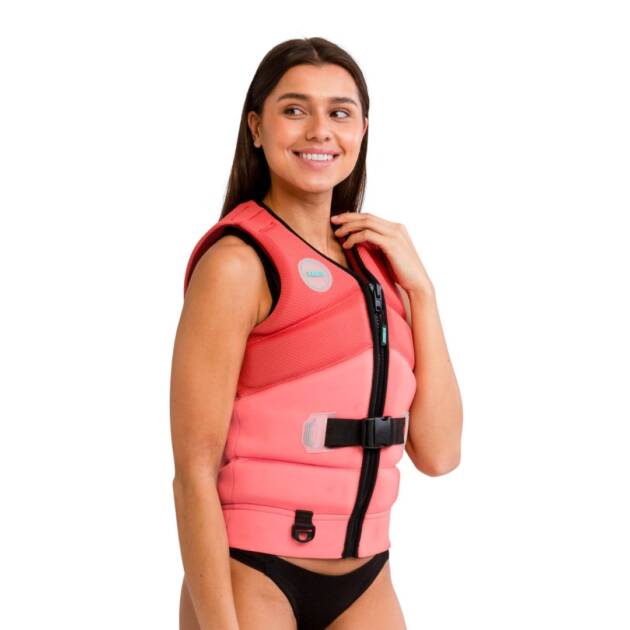 Donna che indossa il giubbotto salvagente Jobe Unify colore Pink rose, in neoprene, con dettagli tecnici e vestibilità ergonomica, pronta per sport acquatici