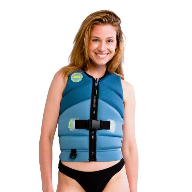 Donna che indossa il giubbotto salvagente Jobe Unify colore Steel blue, in neoprene, con dettagli tecnici e vestibilità ergonomica, pronta per sport acquatici