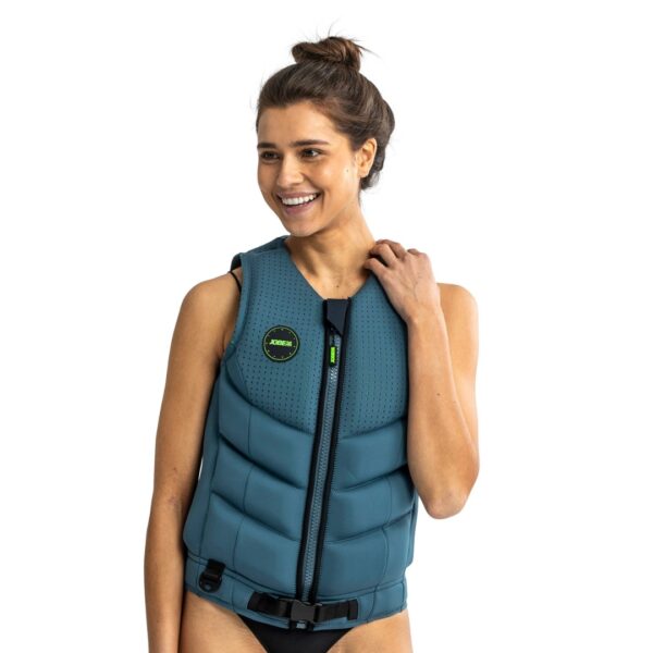 Donna che indossa il giubbotto salvagente Jobe Fragment colore Denim blue, in neoprene stretch, con cerniera YKK, anello D e pannelli in schiuma separata, ideale per sport acquatici