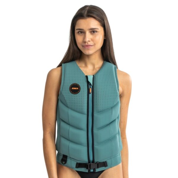 Donna che indossa il giubbotto salvagente Jobe Fragment colore Vintage teal, in neoprene stretch, con cerniera YKK, anello D e pannelli in schiuma separata, pronta per sport acquatici