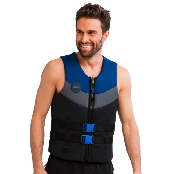 Uomo che indossa giubbotto salvagente in neoprene Jobe color Midnight blue per sport acquatici