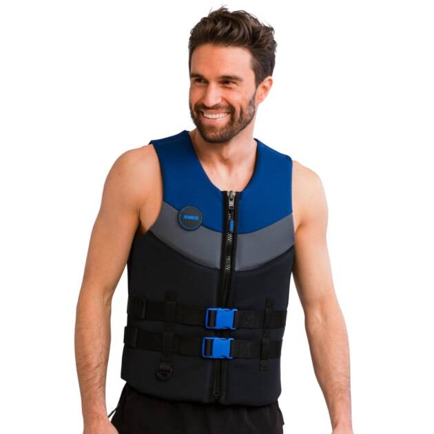 Uomo che indossa giubbotto salvagente in neoprene Jobe color Midnight blue per sport acquatici