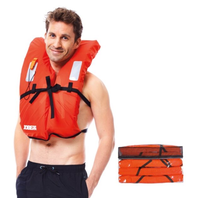 Modello che indossa il giubbotto e fischietto Jobe Easy Boating. Colore orange. A fianco quattro giubbotti salvagente arancioni con pannelli riflettenti, fischietto e borsa ventilata trasparente.